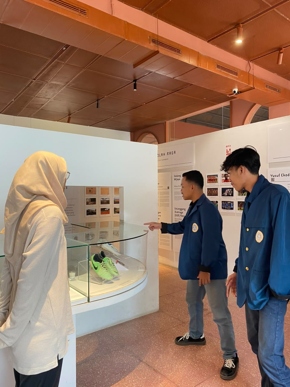 anak unair mengunjungi museum olahraga